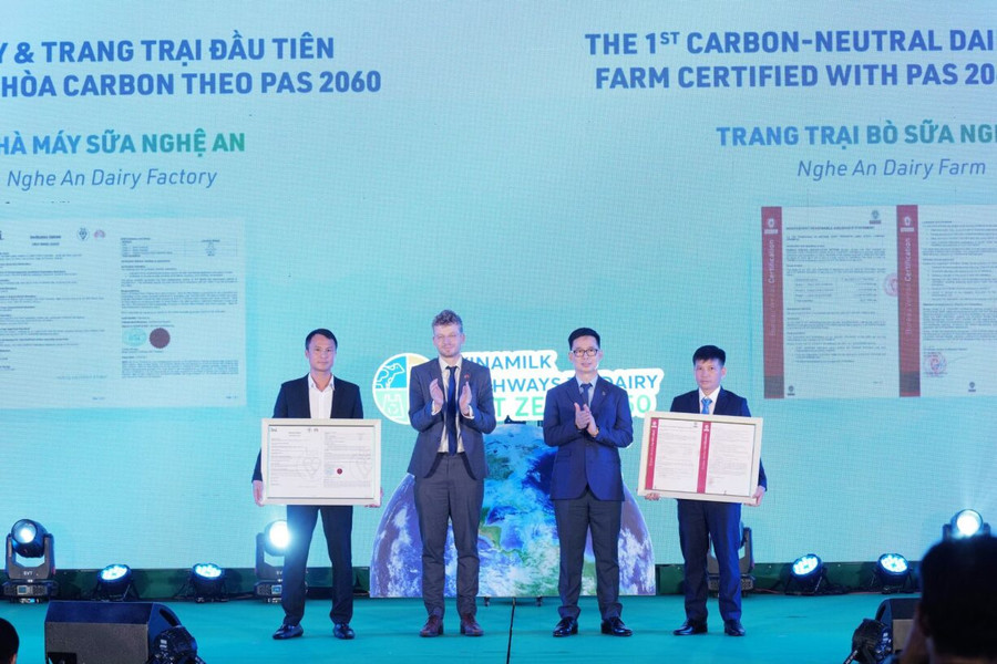 Vinamilk đón nhận chứng nhận trung hòa carbon cho nhà máy và trang trại đầu tiên. Vinamilk đón nhận chứng nhận trung hòa carbon cho nhà máy và trang trại đầu tiên.