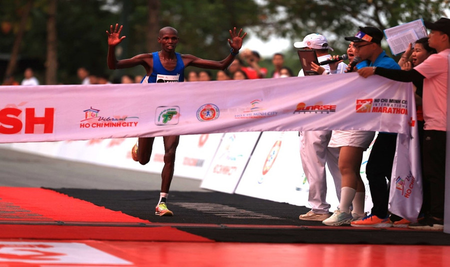 Hạng nhất nam chung cuộc nhóm tuổi cự ly Marathon,vận động viên Yebei Edwin Kiptoo, người Kenya