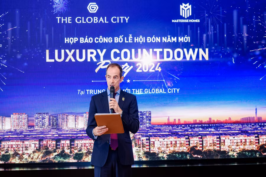 Ông Julian Wyatt, CEO Masterise Property Management phát biểu tại họp báo công bố Luxury Countdown Party 2024.