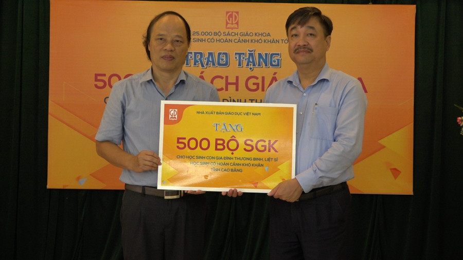 Ông Hoàng Lê Bách, Tổng giám đốc NXB Giáo dục Việt Nam tặng sách cho học sinh con gia đình thương binh, liệt sĩ, con gia đình có hoàn cảnh khó khăn tỉnh Cao Bằng.