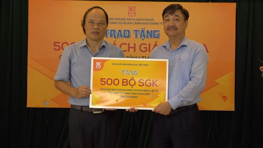 Ông Hoàng Lê Bách, Tổng giám đốc NXB Giáo dục Việt Nam tặng sách cho học sinh con gia đình thương binh, liệt sĩ, con gia đình có hoàn cảnh khó khăn tỉnh Cao Bằng.