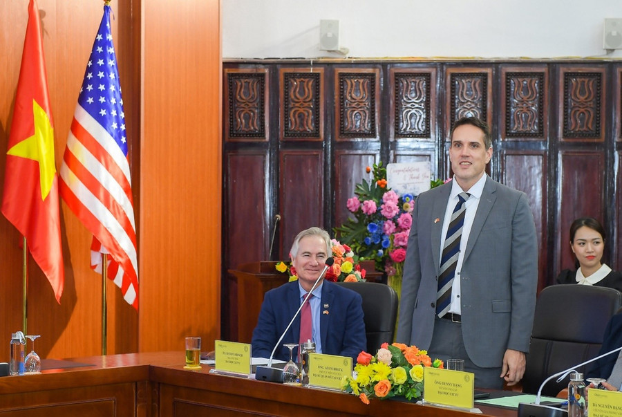 Ông Adam Brock – Phó Tùy viên Văn hóa, Đại sứ quán Hoa Kỳ tại Việt Nam phát biểu tại buổi Lễ Ông Adam Brock – Phó Tùy viên Văn hóa, Đại sứ quán Hoa Kỳ tại Việt Nam phát biểu tại buổi Lễ