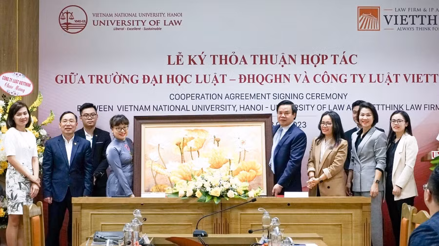 Đại diện Công ty Luật Vietthink và Trường ĐH Luật (ĐHQGHN) trao quà lưu niệm tại Lễ ký thỏa thuận hợp tác.