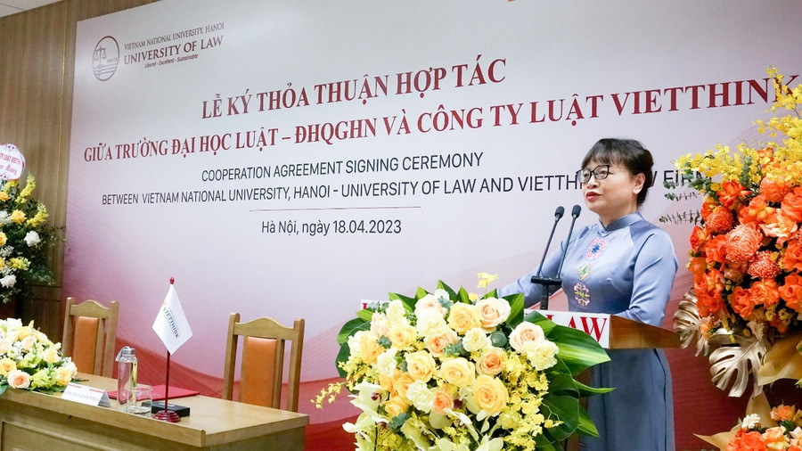 PGS.TS Nguyễn Thị Quế Anh - Hiệu trưởng Trường ĐH Luật (ĐHQGHN) đánh giá cao hiệu quả và ý nghĩa chương trình hợp tác với Công ty Luật Vietthink.