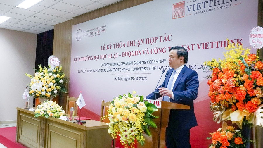 TS. Lê Đình Vinh - Giám đốc Công ty Luật Vietthink phát biểu tại lễ ký kết.