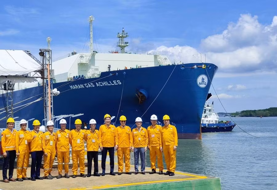 Ông Nguyễn Thanh Bình – Bí thư Đảng ủy, Chủ tịch HĐQT PV GAS đã có mặt tại Cảng để chúc mừng và động viên toàn thể đội ngũ CBCNV đã nỗ lực cho “thời khắc lịch sử” của ngành công nghiệp Khí Việt Nam