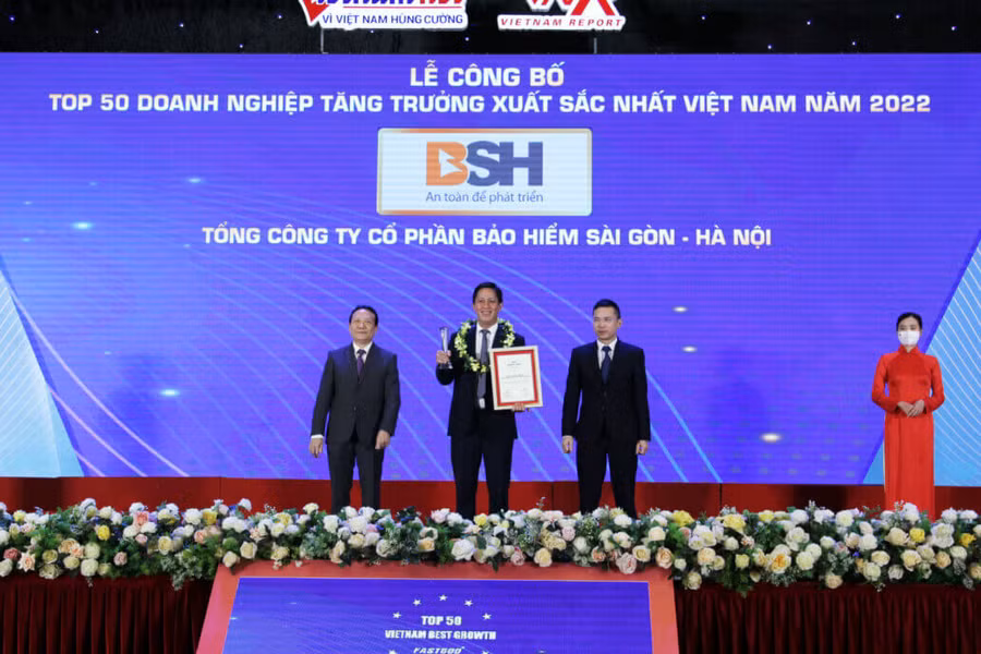 Ông Lê Hoài Nam, Phó Tổng Giám đốc đại diện cho Bảo hiểm BSH nhận kỷ niệm chương và chứng nhận cho BSH.