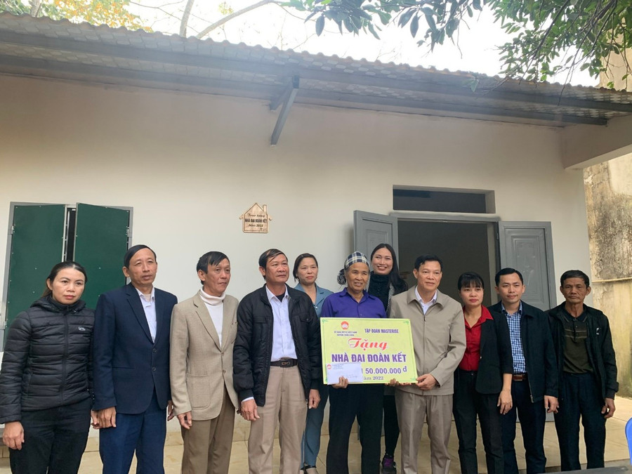 Chỉ sau 05 tháng triển khai, hàng trăm căn nhà kiên cố đã đang được bàn giao cho các hộ gia đình khó khăn trên khắp cả nước Chỉ sau 05 tháng triển khai, hàng trăm căn nhà kiên cố đã đang được bàn giao cho các hộ gia đình khó khăn trên khắp cả nước
