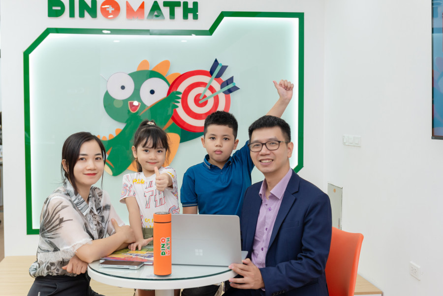 Tiến sĩ Nguyễn Phụ Hoàng Lân, nhà sáng lập Dino Math cùng phụ huynh và học trò. Tiến sĩ Nguyễn Phụ Hoàng Lân, nhà sáng lập Dino Math cùng phụ huynh và học trò.