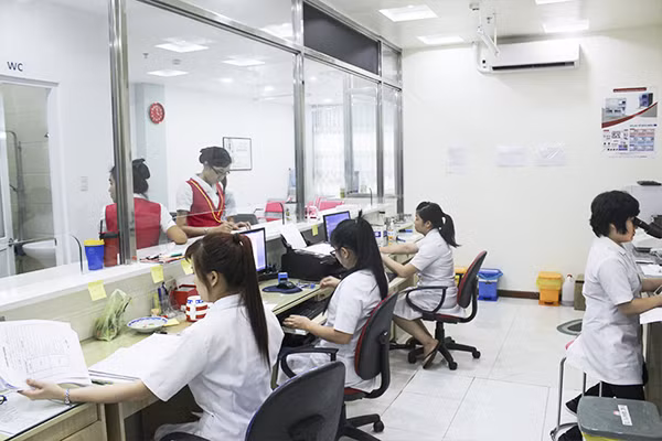 Quy trình đặt lịch hẹn tại Phòng khám Đa khoa Âu Á được diễn ra khẩn trương.