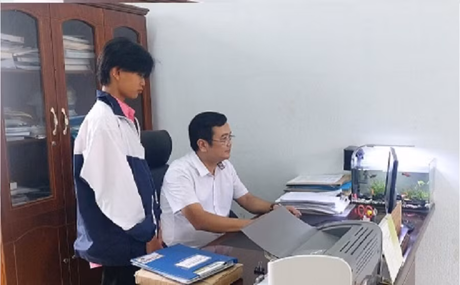 Học sinh giao tài khoản game cho thầy hiệu trưởng.