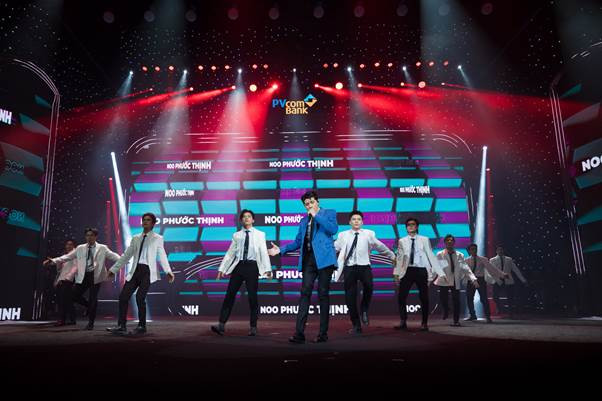 Với một diện mạo vô cùng chỉn chu và lịch lãm, ca sĩ Noo Phước Thịnh đã mang tới những phần trình diễn vô cùng trẻ trung và sôi động.