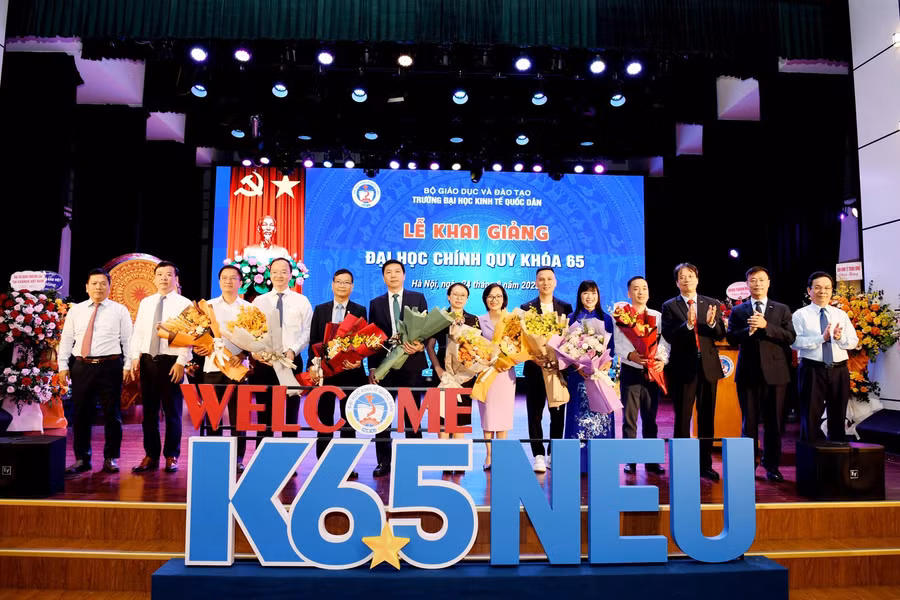 Tập đoàn Bảo Việt trao học bổng cho trường Đại học Kinh tế quốc dân