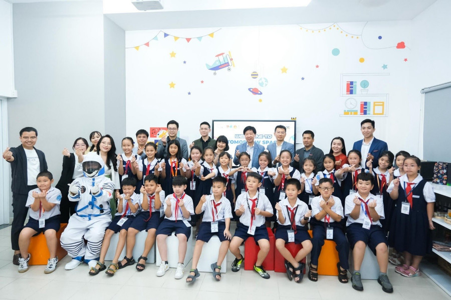 Nhà sáng lập và Chủ tịch James Chu cùng đoàn đại biểu ViewSonic chụp hình lưu niệm với giáo viên và học sinh tại phòng học thông minh do ViewSonic tài trợ tại Tomorrow Space, Nhà Thiếu Nhi quận 11 Nhà sáng lập và Chủ tịch James Chu cùng đoàn đại biểu ViewSonic chụp hình lưu niệm với giáo viên và học sinh tại phòng học thông minh do ViewSonic tài trợ tại Tomorrow Space, Nhà Thiếu Nhi quận 11