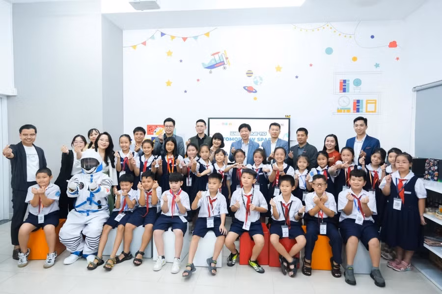 Nhà sáng lập và Chủ tịch James Chu cùng đoàn đại biểu ViewSonic chụp hình lưu niệm với giáo viên và học sinh tại phòng học thông minh do ViewSonic tài trợ tại Tomorrow Space, Nhà Thiếu Nhi quận 11