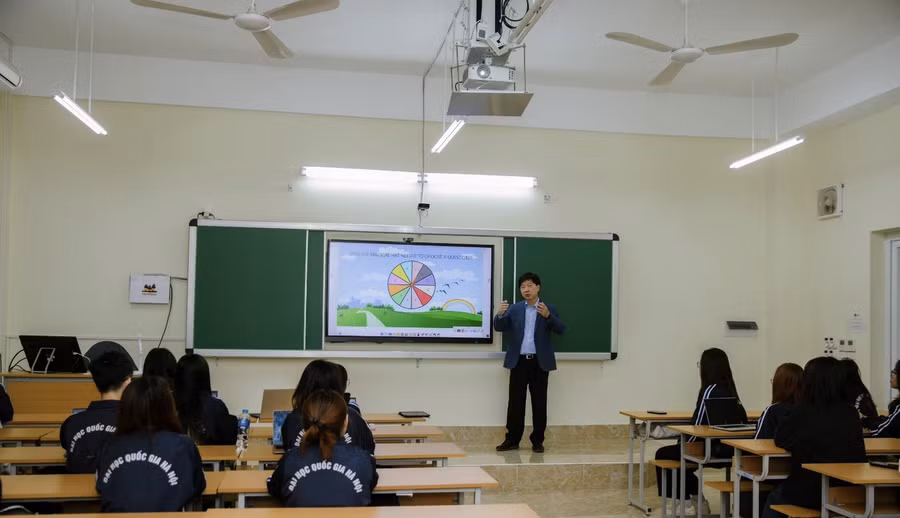 Chủ tịch James Chu phát biểu động viên sinh viên Đại học Giáo dục - ĐHQGHN trong tiết học phát triển học liệu số trên nền tảng myViewBoard.