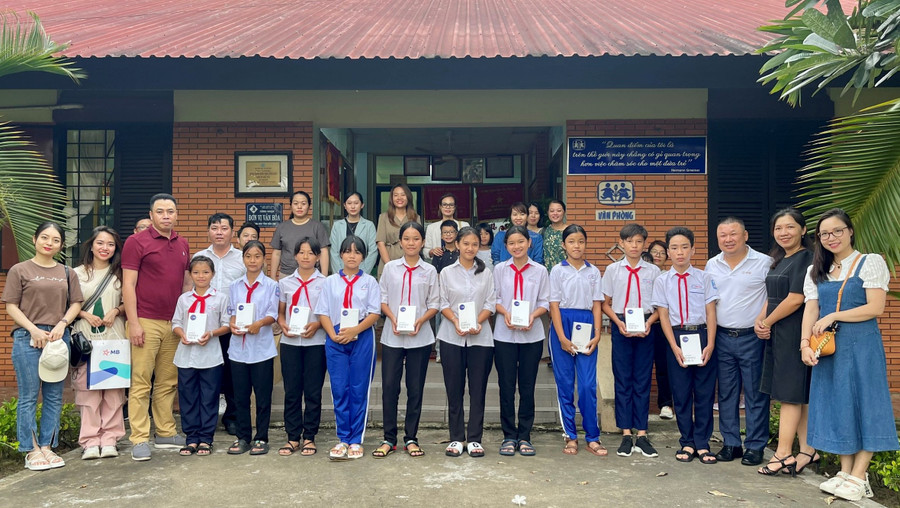 Ông Chu Hải Công- Chánh văn phòng Tổng Giám đốc MB (thứ 3 bên phải) trao quà cho các em tại Làng trẻ SOS Bến Tre. Ông Chu Hải Công- Chánh văn phòng Tổng Giám đốc MB (thứ 3 bên phải) trao quà cho các em tại Làng trẻ SOS Bến Tre.