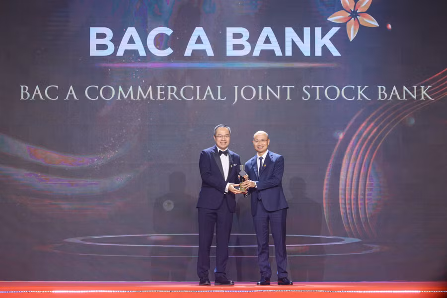 Ông Chu Nguyên Bình - Phó Tổng Giám đốc Ngân hàng TMCP Bắc Á nhận giải thưởng APEA 2023.