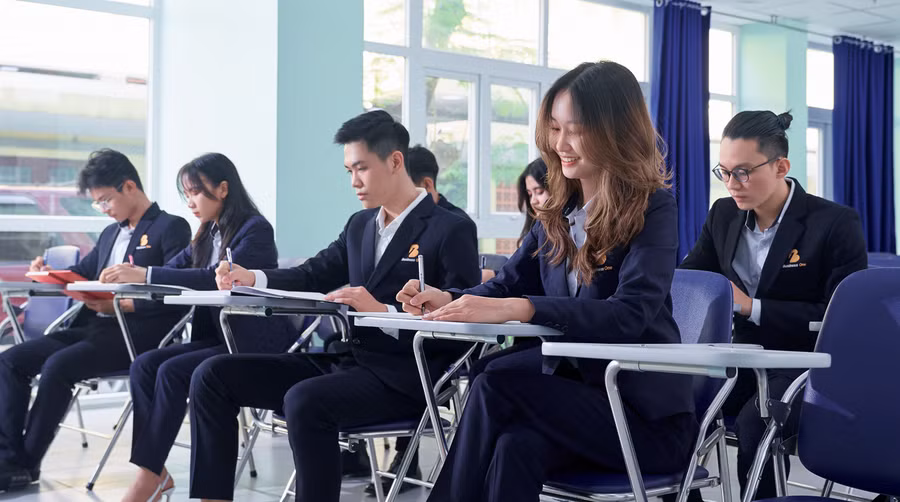 Đào tạo học viên kiến thức kinh doanh thực chiến.