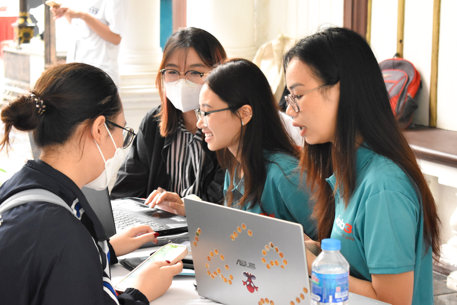 Đội ngũ job3s.vn trực tiếp tư vấn viết và sửa CV 1:1 cho các bạn sinh viên Đội ngũ job3s.vn trực tiếp tư vấn viết và sửa CV 1:1 cho các bạn sinh viên