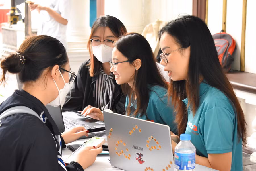 Đội ngũ job3s.vn trực tiếp tư vấn viết và sửa CV 1:1 cho các bạn sinh viên