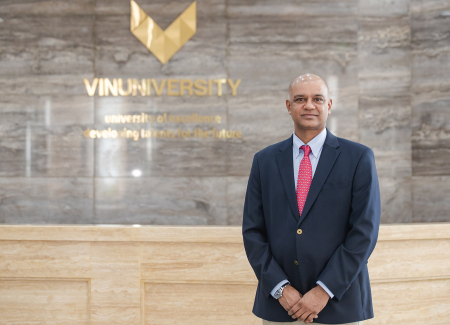 GS. Verma chia sẻ việc Cornell tiếp nhận sinh viên VinUni là điều chưa từng có tiền lệ với các trường đại học tại VN. Đây là minh chứng cho chương trình “chuẩn Ivy” của VinUni GS. Verma chia sẻ việc Cornell tiếp nhận sinh viên VinUni là điều chưa từng có tiền lệ với các trường đại học tại VN. Đây là minh chứng cho chương trình “chuẩn Ivy” của VinUni