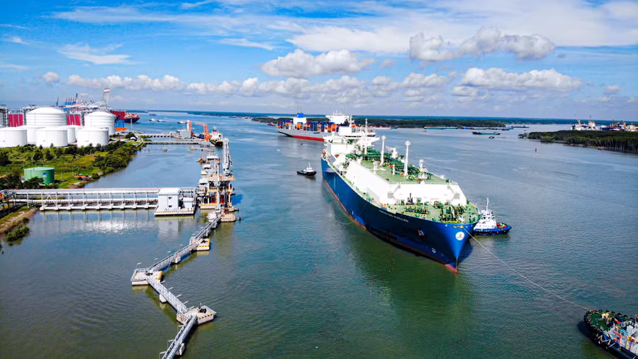 Tàu Maran Gas Achilles tiến vào Kho cảng LNG Thị Vải, đánh dấu sự kiện đầu tiên và quan trọng nhất trong lộ trình chuyển đổi năng lượng xanh của Tổng công ty Khí Việt Nam (PV GAS)