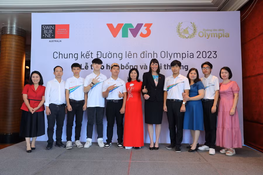 Đại học Swinburne Australia cùng VTV3 tổ chức buổi trao học bổng và giải thưởng cho 4 thí sinh vào chung kết Đường lên đỉnh Olympia