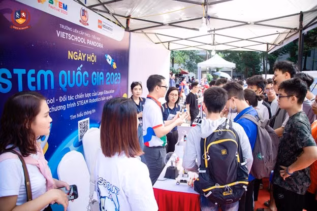 Khu vực trải nghiệm của Vietschool thu hút đông đảo sự quan tâm của khách mời (Ảnh: Vietschool)