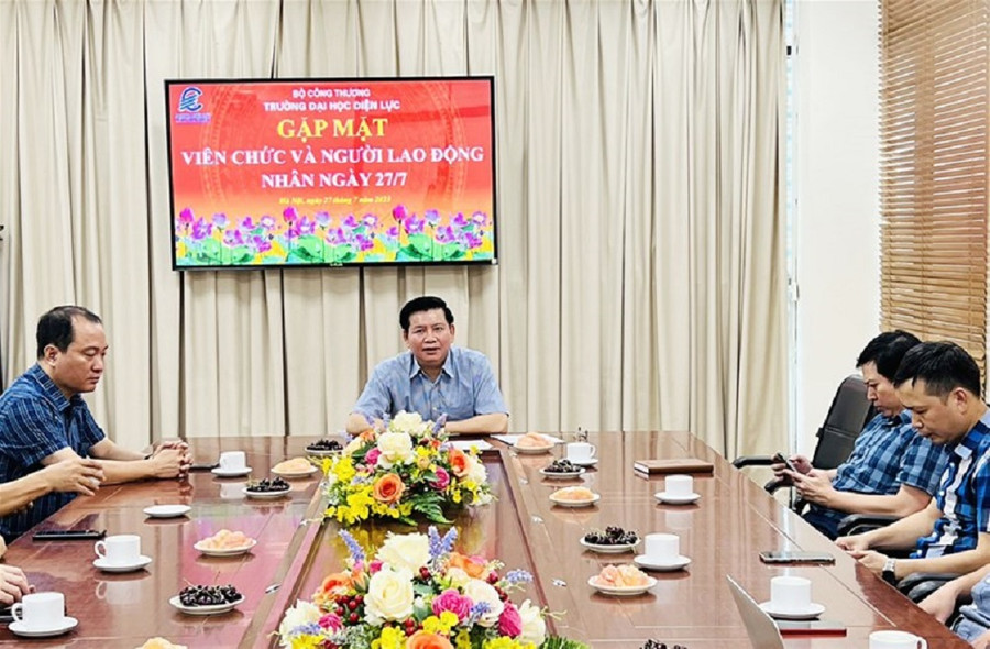 PGS.TS Đinh Văn Châu - Quyền Hiệu trưởng chủ trì và phát biểu tại buổi gặp mặt.