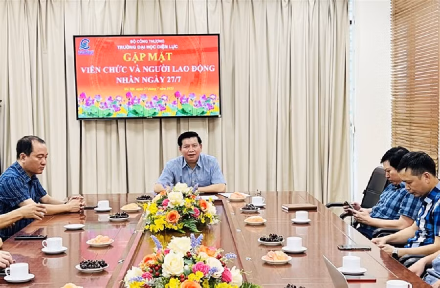 PGS.TS Đinh Văn Châu - Quyền Hiệu trưởng chủ trì và phát biểu tại buổi gặp mặt.