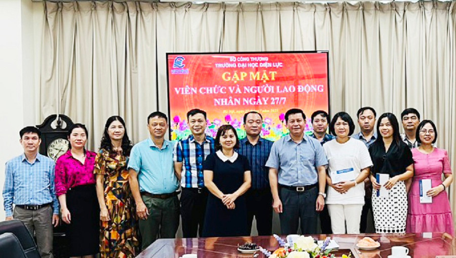 Lãnh đạo Nhà trường cùng thân nhân các gia đình Thương bệnh binh, Liệt sĩ chụp ảnh lưu niệm tại buổi gặp mặt.