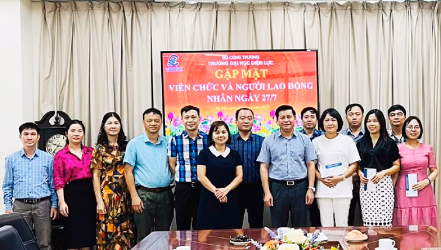 Lãnh đạo Nhà trường cùng thân nhân các gia đình Thương bệnh binh, Liệt sĩ chụp ảnh lưu niệm tại buổi gặp mặt.