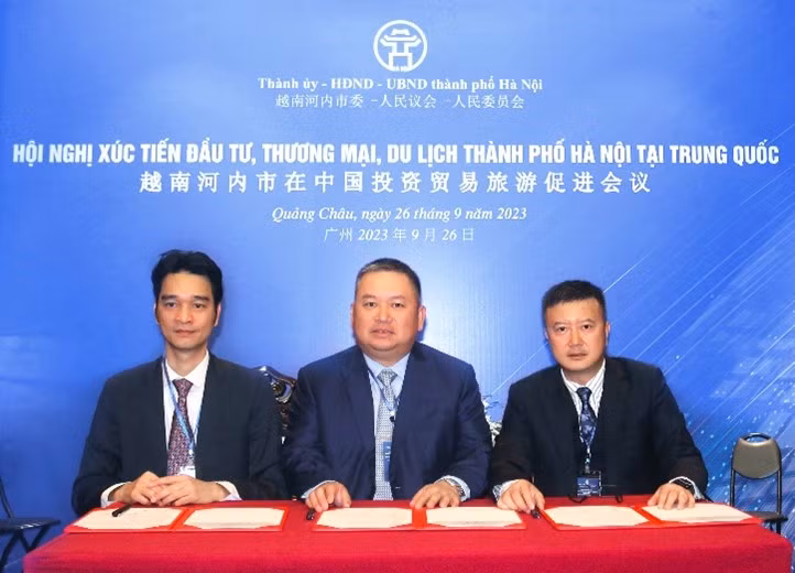 Đại diện Vinamilk (bìa trái) ký kết biên bản ghi nhớ hợp tác với 2 doanh nghiệp hàng đầu trong lĩnh vực nhập khẩu – phân phối sữa và nông sản tại Trung Quốc. Ảnh: Vi Nam