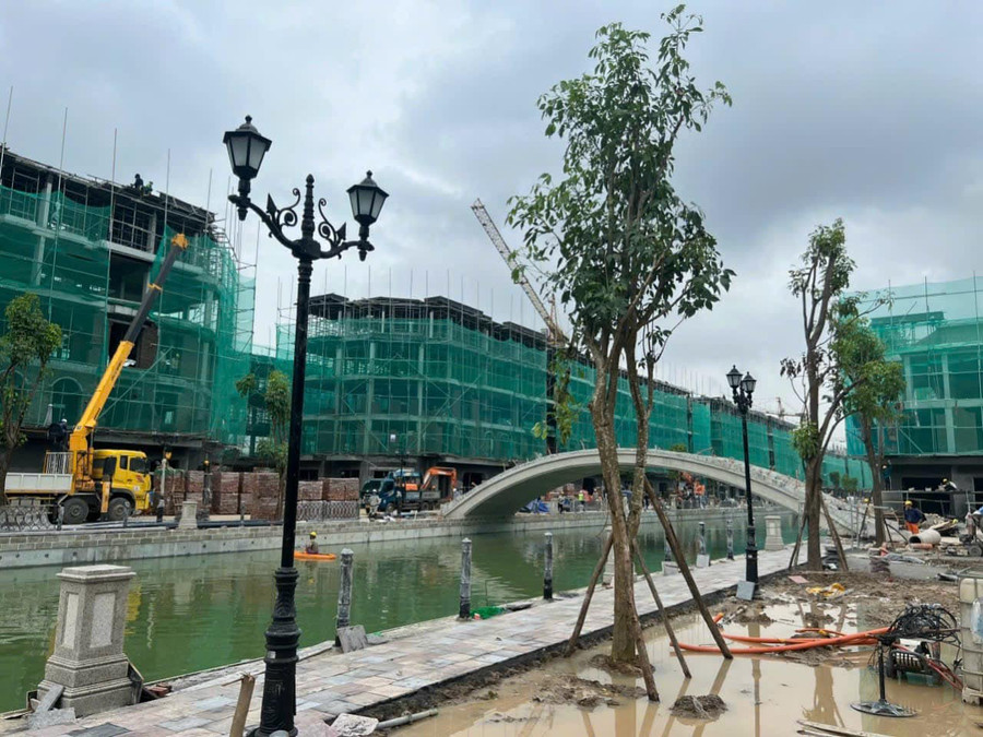 Các cây cầu đã hoàn thiện phần đổ bê tông và đang được tiến hành lát đá, hoàn thiện các hạng mục trang trí. Các cây cầu đã hoàn thiện phần đổ bê tông và đang được tiến hành lát đá, hoàn thiện các hạng mục trang trí.