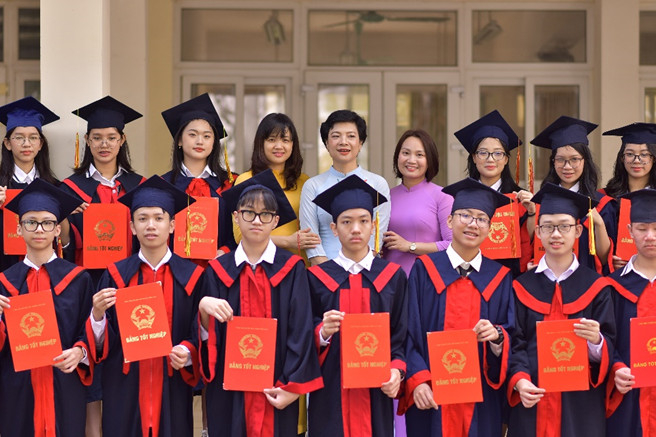 Thảo Phương đứng thứ 2 từ phải qua, cùng các bạn lớp 9A18 và Cô giáo Chủ nhiệm Nguyễn Thúy Huyền, Cô giáo dạy Văn - Nguyễn Thị Phương Lan B, Cô giáo dạy Toán - Nguyễn Thị Tâm Thảo Phương đứng thứ 2 từ phải qua, cùng các bạn lớp 9A18 và Cô giáo Chủ nhiệm Nguyễn Thúy Huyền, Cô giáo dạy Văn - Nguyễn Thị Phương Lan B, Cô giáo dạy Toán - Nguyễn Thị Tâm