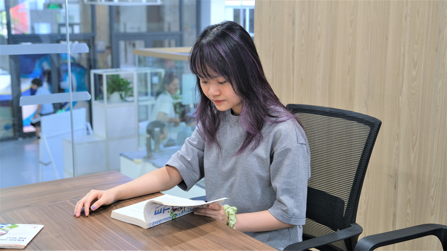 Bên cạnh các yếu tố về hồ sơ nghệ thuật, bài luận, thành tích học tập cùng các hoạt động ngoại khoá cũng là điểm sáng trong hồ sơ của Ngọc Phi. Mới học lớp 11, Ngọc Phi đã giành được IELTS 8.0 và nhiều năm liên tiếp là học sinh giỏi tại trường. Bên cạnh các yếu tố về hồ sơ nghệ thuật, bài luận, thành tích học tập cùng các hoạt động ngoại khoá cũng là điểm sáng trong hồ sơ của Ngọc Phi. Mới học lớp 11, Ngọc Phi đã giành được IELTS 8.0 và nhiều năm liên tiếp là học sinh giỏi tại trường.