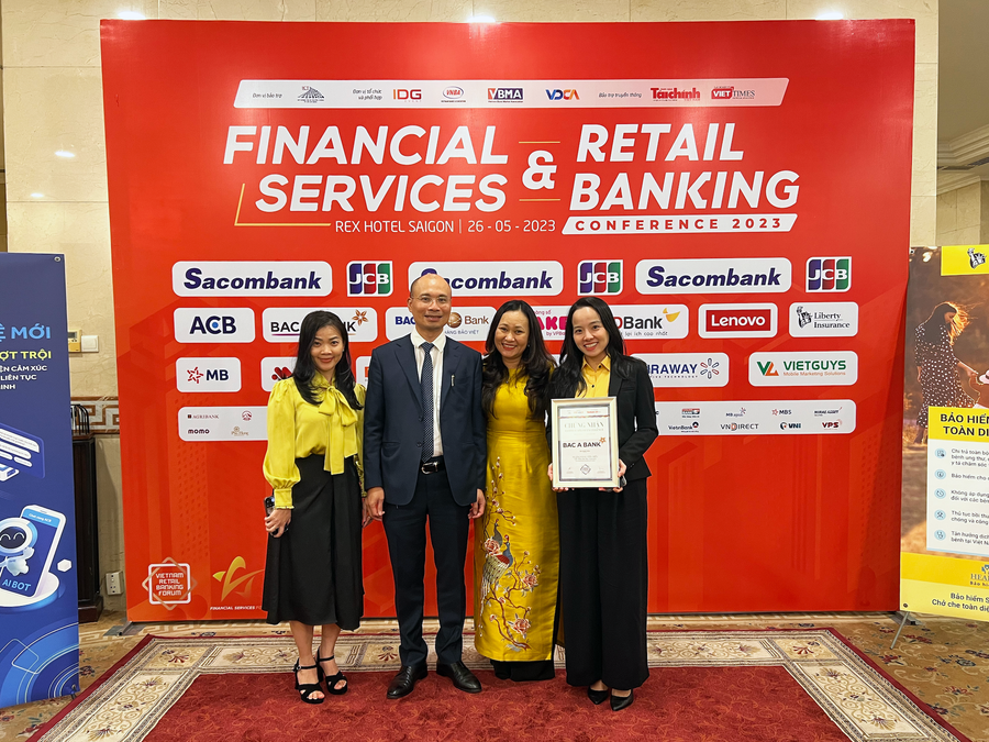 Đại diện Ban điều hành BAC A BANK cùng Giám đốc các Chi nhánh tại TPHCM chung vui. Đại diện Ban điều hành BAC A BANK cùng Giám đốc các Chi nhánh tại TPHCM chung vui.