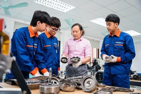 Nhà trường hiểu rằng, để đáp ứng với nhu cầu thị trường khắc nghiệt, cần chú trọng giờ học thực hành cho sinh viên thông qua các hoạt động sáng tạo, khởi nghiệp, robot, thí nghiệm.