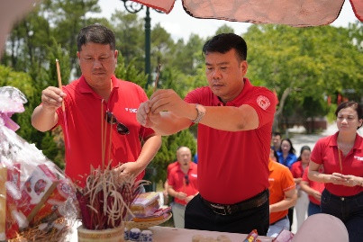 Hành hương tri ân đã trở thành một nét đẹp trong văn hóa doanh nghiệp ở Tập đoàn TNG Hành hương tri ân đã trở thành một nét đẹp trong văn hóa doanh nghiệp ở Tập đoàn TNG