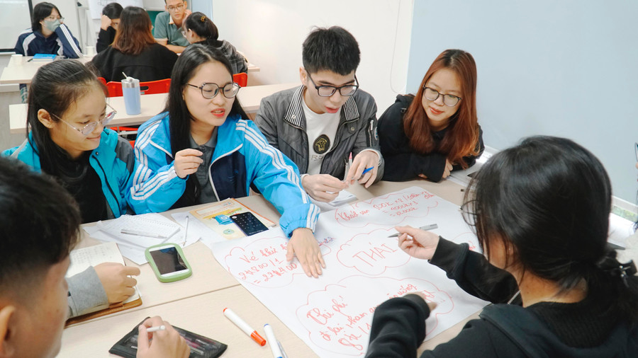 Thông qua các bài tập nhóm, Ngọc Anh (thứ 2 từ bên phải sang) cùng các sinh viên hiểu bản thân mình hơn. Thông qua các bài tập nhóm, Ngọc Anh (thứ 2 từ bên phải sang) cùng các sinh viên hiểu bản thân mình hơn.