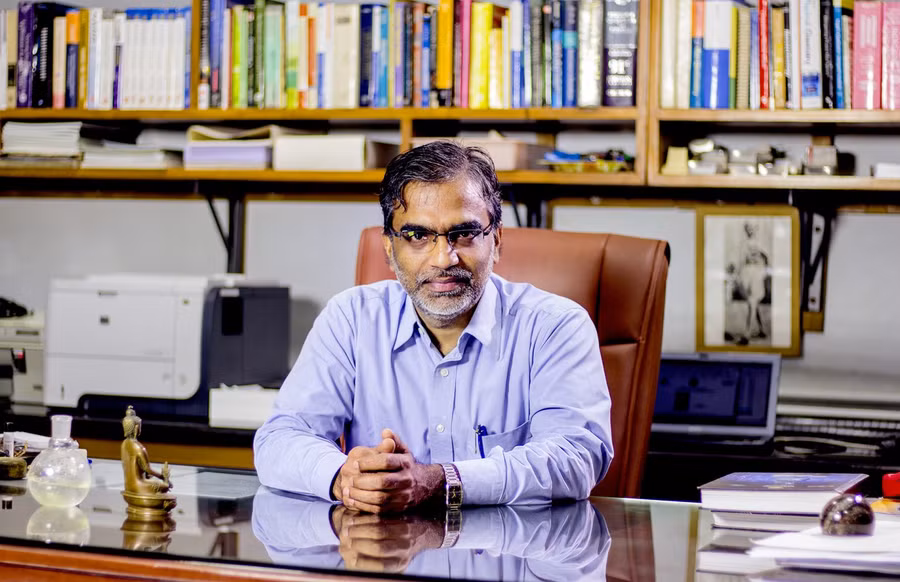 GS. Thalappil Pradeep, nhà khoa học luôn đau đáu với vấn đề nước sạch dành cho người nghèo. Ảnh: Viện Công nghệ Madras, Ấn Độ.