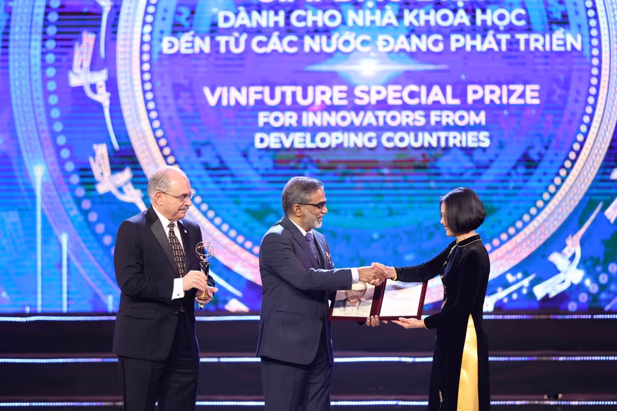 Phát minh của GS. Pradeep đã vượt qua gần 1.000 đề cử đến từ 71 quốc gia để được trao Giải Đặc biệt tại VinFuture 2022 (LINK ) - Ảnh: Quỹ VinFuture.
