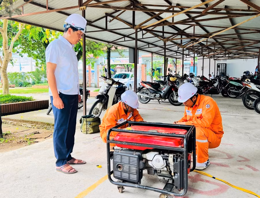 Điện lực Tân Uyên đấu nối nguồn điện dự phòng tại điểm thi.