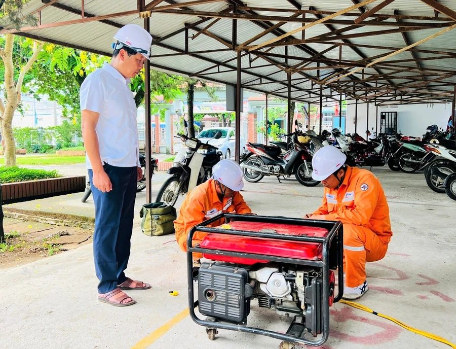 Điện lực Tân Uyên đấu nối nguồn điện dự phòng tại điểm thi.