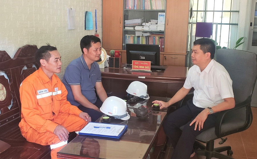 Lãnh đạo Điện lực Mường Tè làm việc với nhà trường về đảm bảo cấp điện phục vụ Kỳ thi tốt nghiệp THPT.