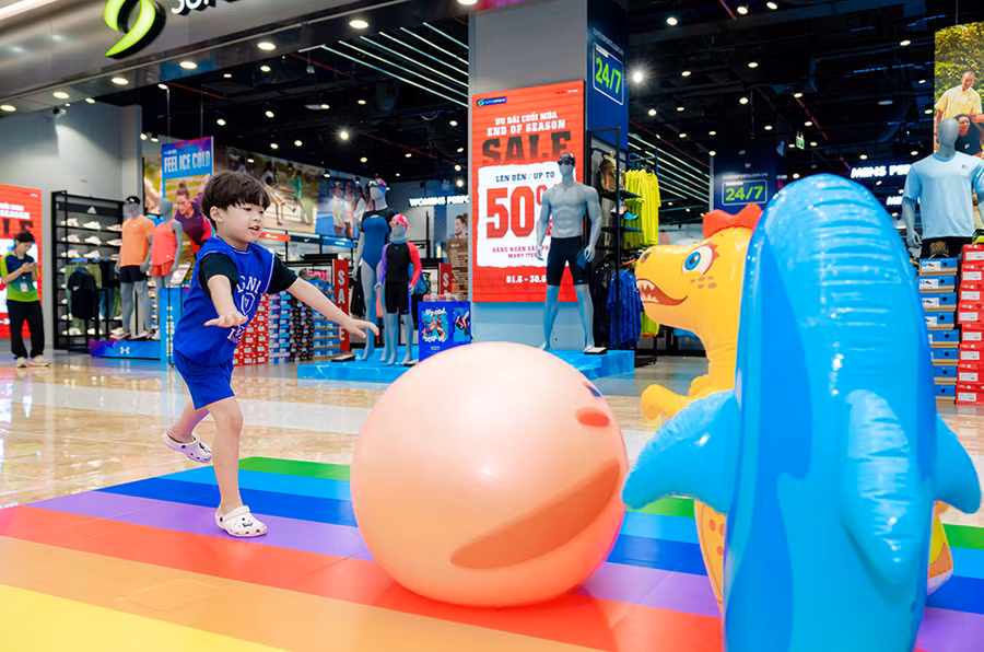 Các game bowling khổng lồ, sáng tạo tranh,... cũng được các bạn nhỏ hào hứng tham gia