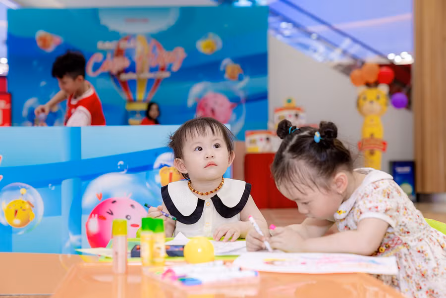 Các em nhỏ đắm chìm với trải nghiệm vui chơi sáng tạo và tha hồ tham gia các game thử thách tại “công viên chủ đề” Emoji Land ở Vincom.