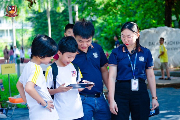 Học sinh trải nghiệm điều khiển robot của Lego Education. (Ảnh: Vietschool) Học sinh trải nghiệm điều khiển robot của Lego Education. (Ảnh: Vietschool)