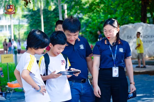 Học sinh trải nghiệm điều khiển robot của Lego Education. (Ảnh: Vietschool)